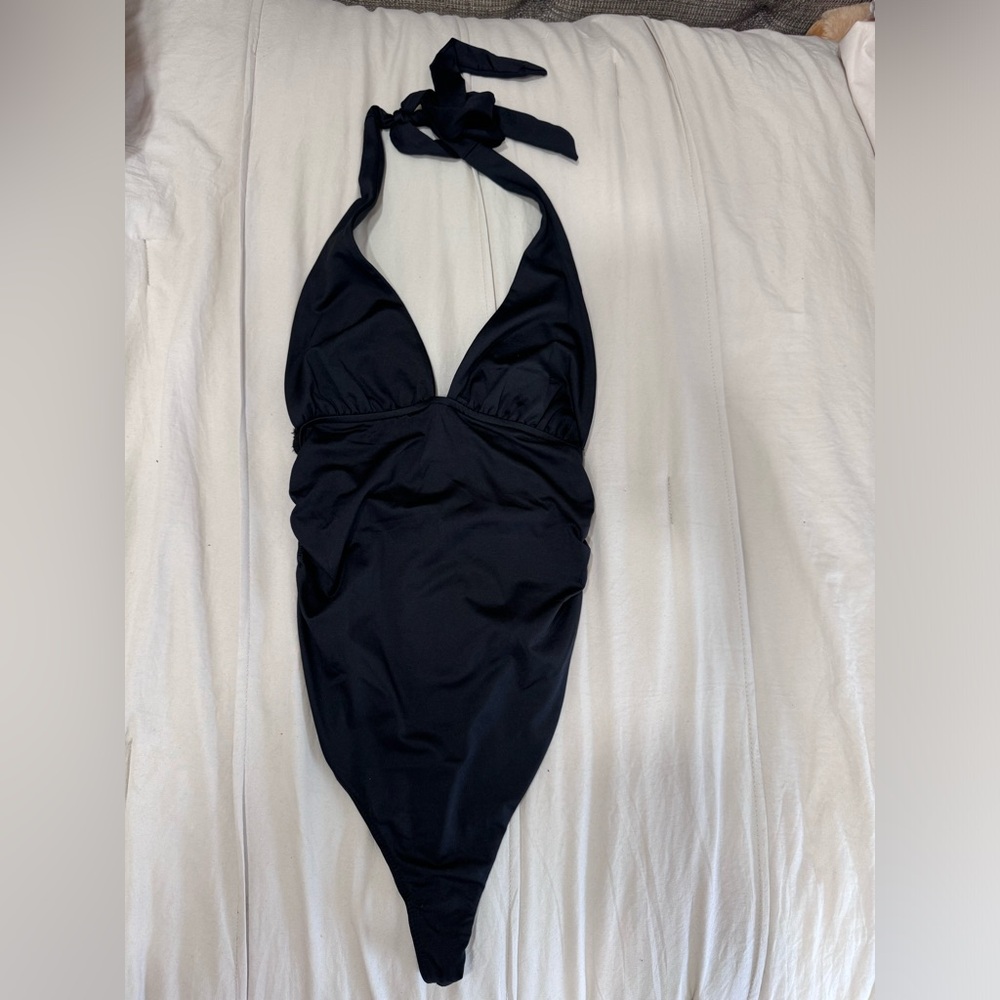 Black top
From : BERSHKA 
Never use, brand new 
Really good quality 
Size: Small